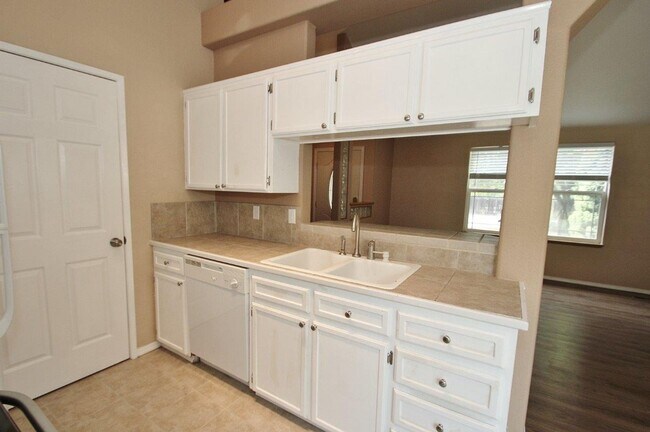 Building Photo - Clean & Move-In Ready Single-Level Home