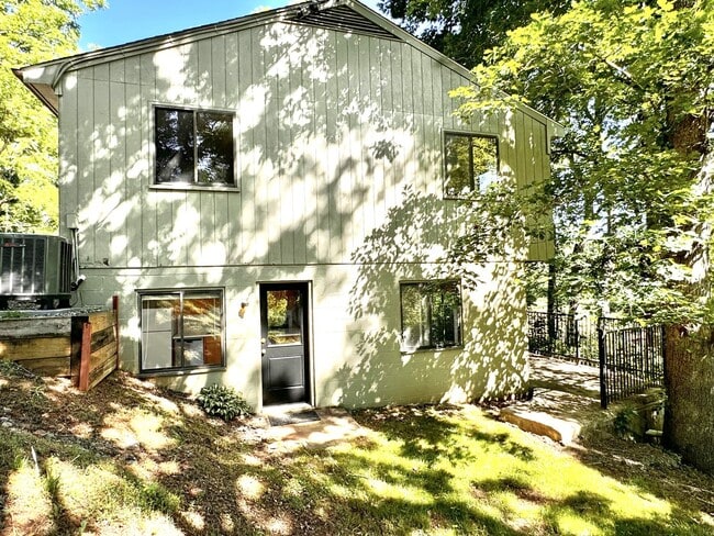 Building Photo - Country Living in the North Garden area, yet only 10 minutes to UVA!