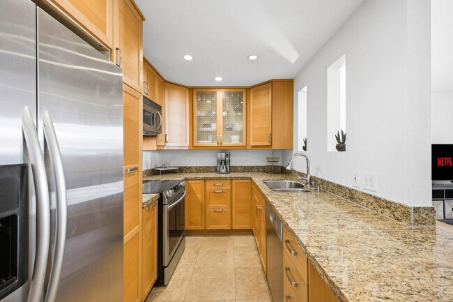 Building Photo - 6333 La Jolla Blvd