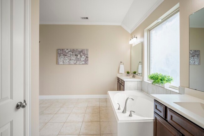 Building Photo - 22310 Taren Ct