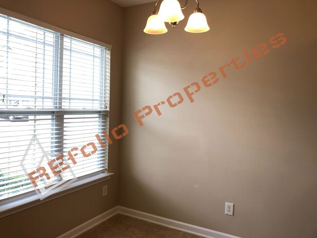 Building Photo - Great Location! 3 Bedroom 2.5 Bathroom 1 C...