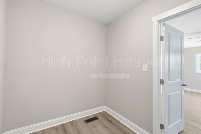 Building Photo - 2406 Kirby Ave