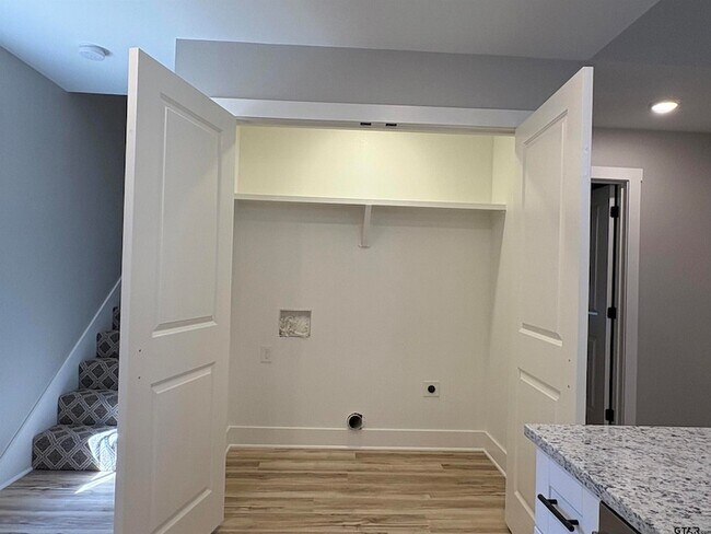 Building Photo - 305 Post Oak Dr