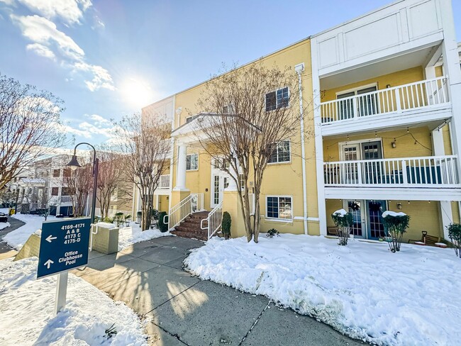 Building Photo - Gorgeous 2 Bed 2 Bath Condo With Sunroom I...