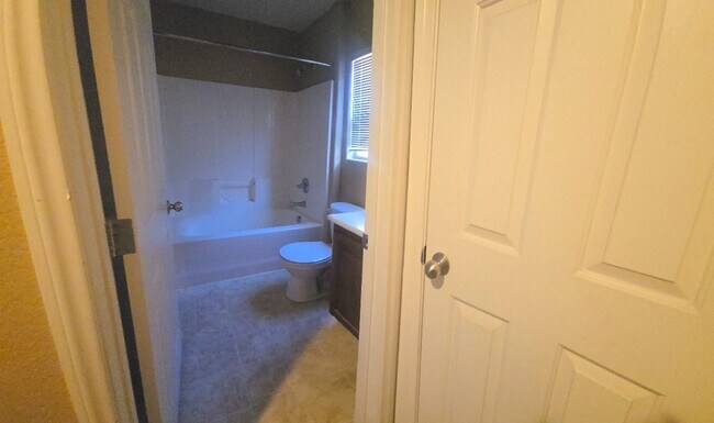 Building Photo - Beautiful 4 Bedroom Home in Mountains Edge