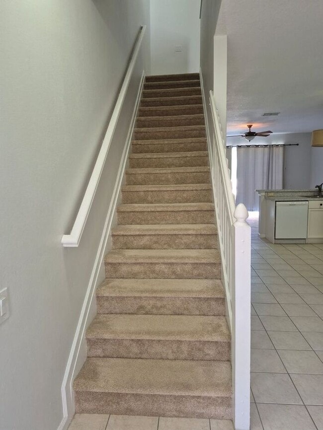 Building Photo - Large 3 bedrooms 3 Baths with a private pool
