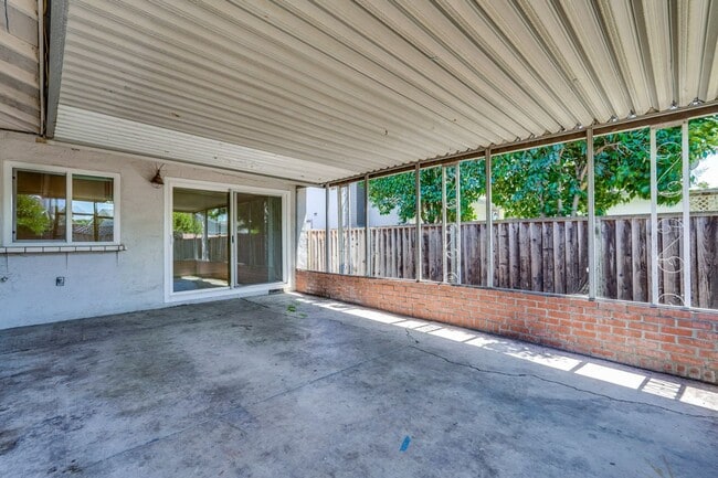 Building Photo - Spacious 3 Bedroom 2 Bath Home with 2 Car Garage and Central Air Conditioning