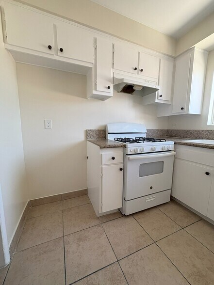 Building Photo - 4055 W 129th St