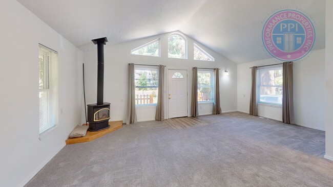 Building Photo - LAKE OSWEGO, FIRST ADDITION  / SINGLE LEVEL, NEWLY UPDATED, BASEMENT & GARAGE