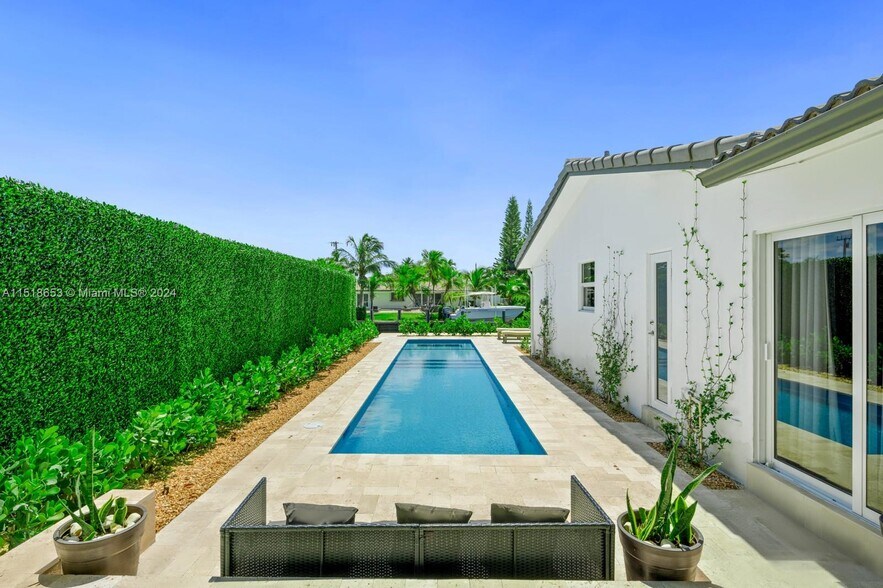 Building Photo - 2830 NE 56th Ct