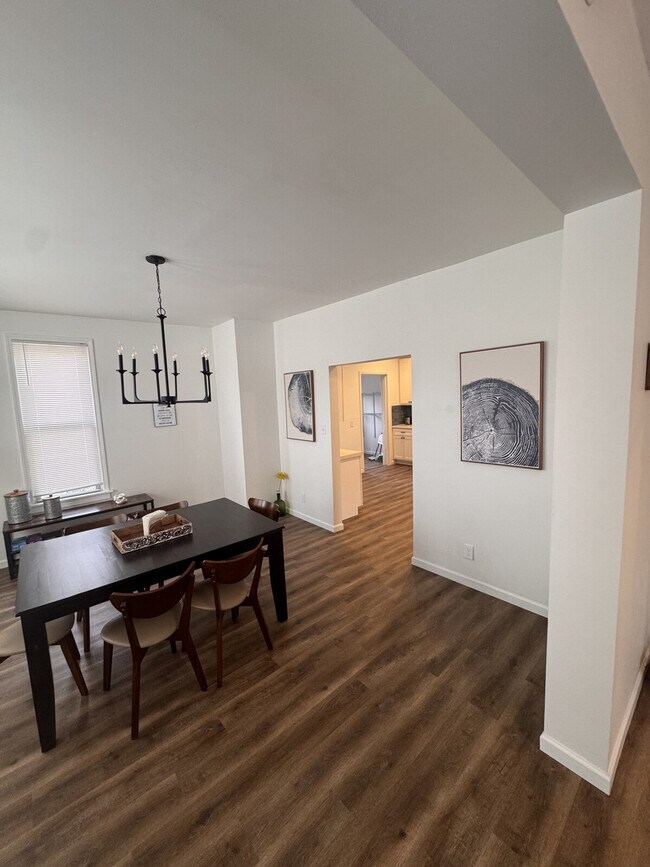 Building Photo - 6559 Hoffman Ave