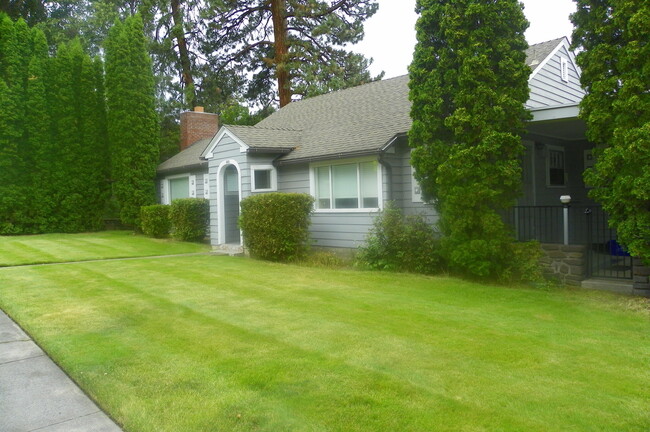 Building Photo - PETS CONSIDERED! Located in Bend's HISTORI...