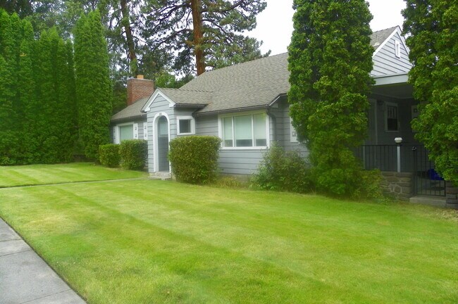 Building Photo - PETS CONSIDERED! Located in Bend's HISTORIC District, Walk to Drake Park! A/C, All Appliances, Ha...