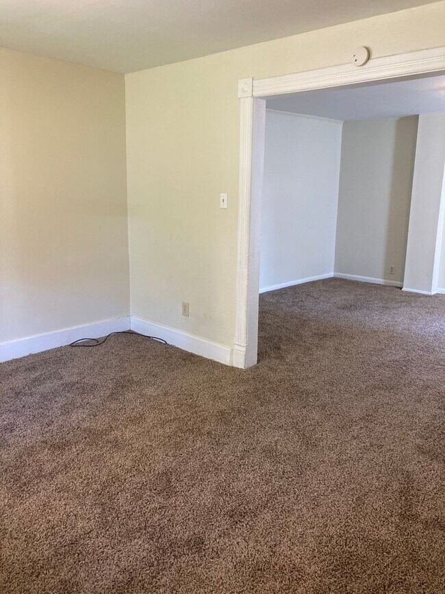 Building Photo - Three Bedroom Single-Family Home Close To ...