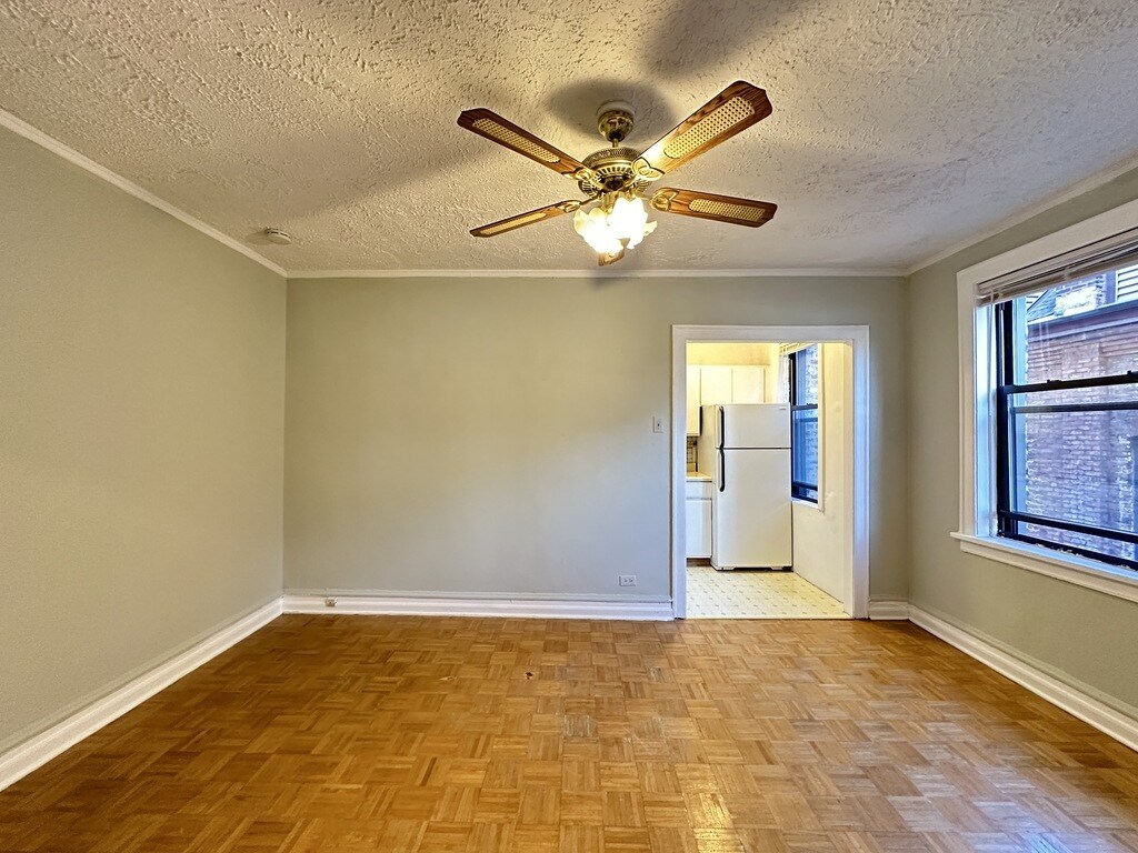 Building Photo - 653 W Belmont Ave
