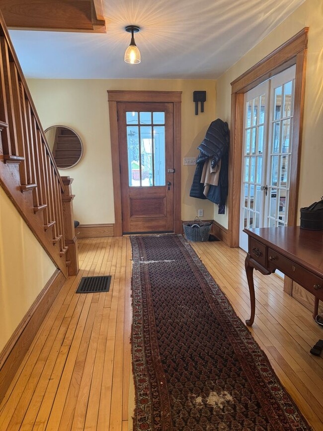 Building Photo - 3 bedroom, 2.5 bath home walking distance to Dartmouth College