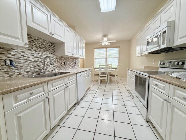 Building Photo - 8658 Vía Reale