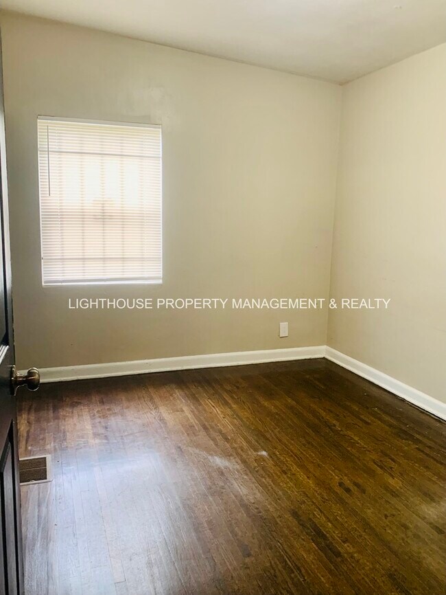 Building Photo - Huge 4 Bedroom Home With Sunroom And Garage