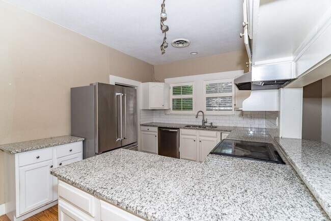 Building Photo - Alamo Heights Cottage