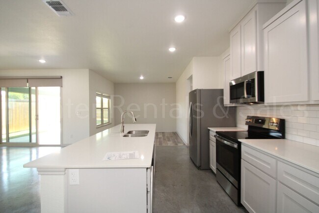 Building Photo - 805 Freedom Cir
