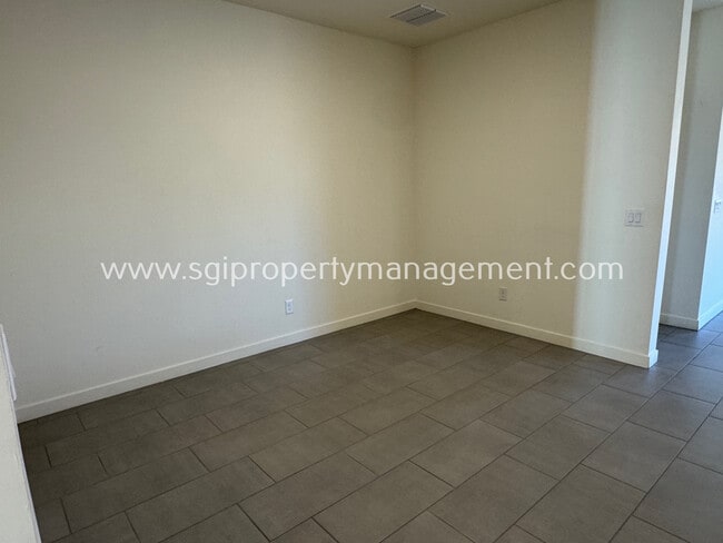 Building Photo - 724 E Ruby Dr