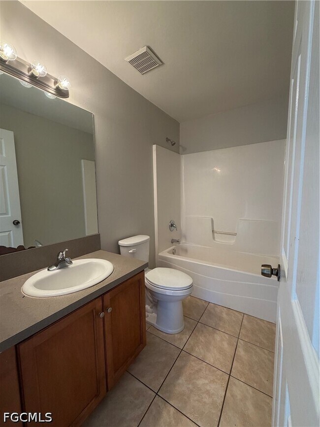 Building Photo - 704 Gilbert Ave S