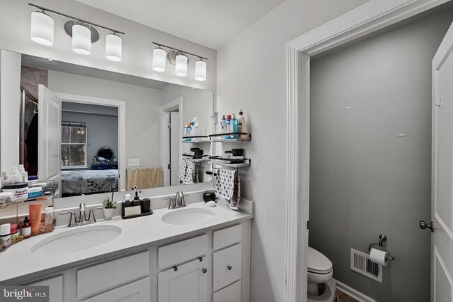 Building Photo - 865 Weald Way