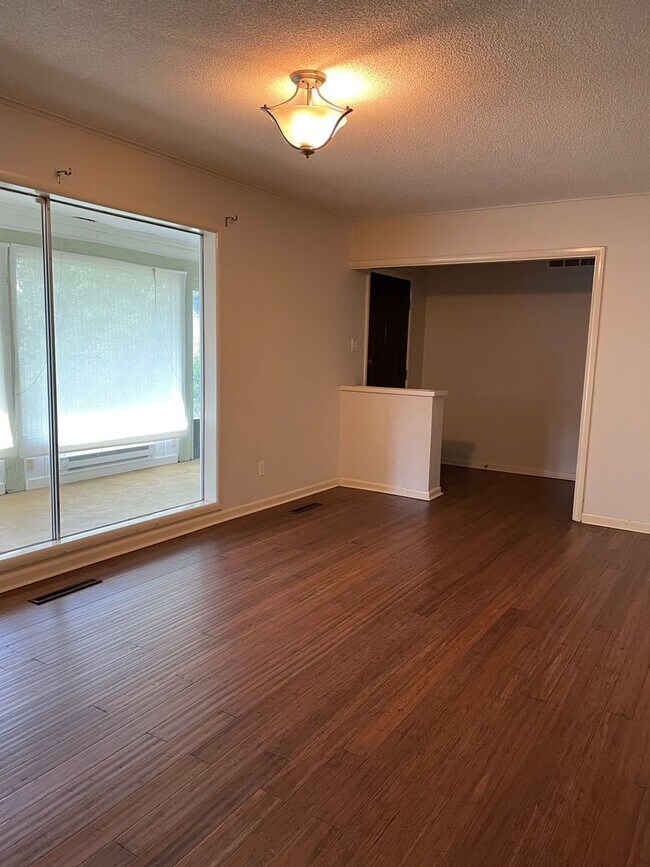 Building Photo - 2 bedroom 1.5 bath