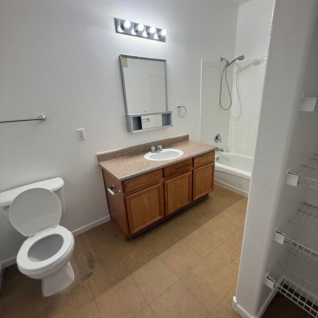Building Photo - 2 bedroom/2 bathroom condo on the 1 st floor