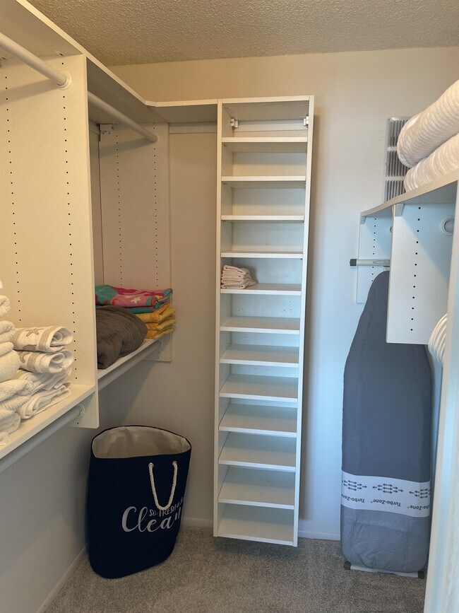 Building Photo - 4750 Cove Cir