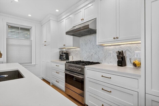 Building Photo - 521 E 8th St