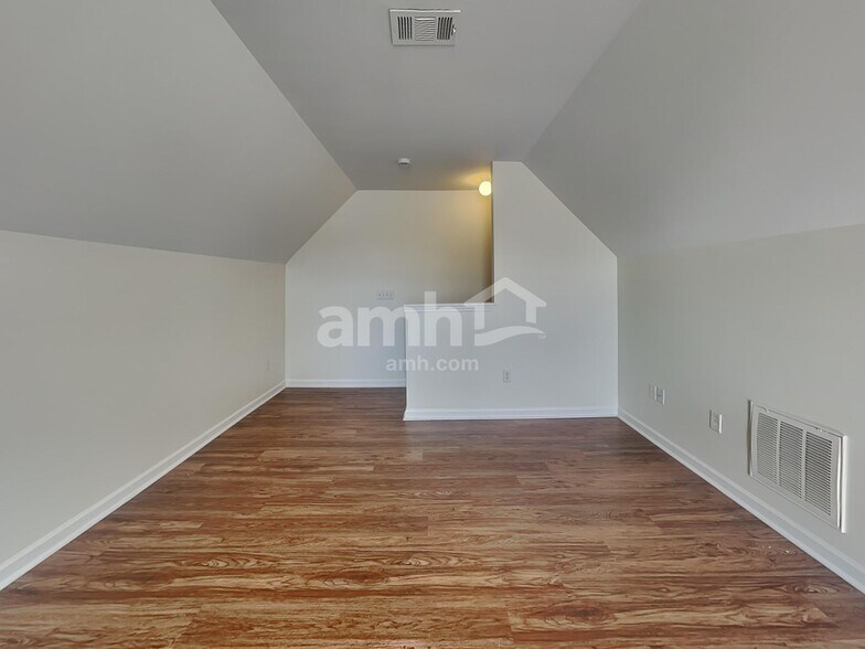 Building Photo - 32 Riverbed Dr