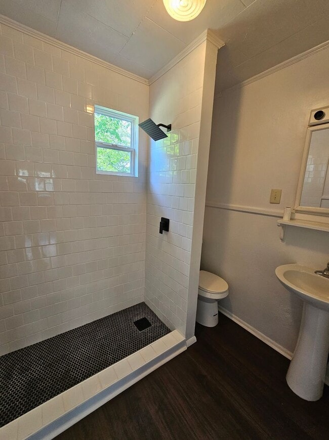 Building Photo - 2BR with Living Room & Den!