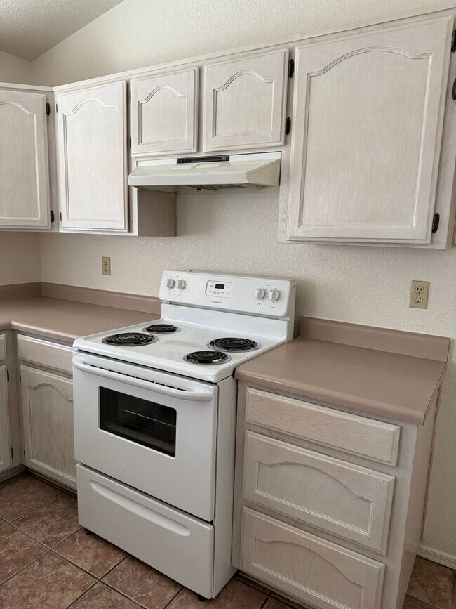 Building Photo - 3 Bed 2 Bath home in the highly desirable Northwest Tucson area. New paint and Carpet!