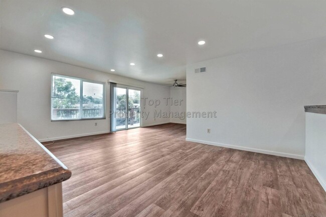 Building Photo - ***Beautiful 6 bed / 3 bath / 2,113 sqft H...