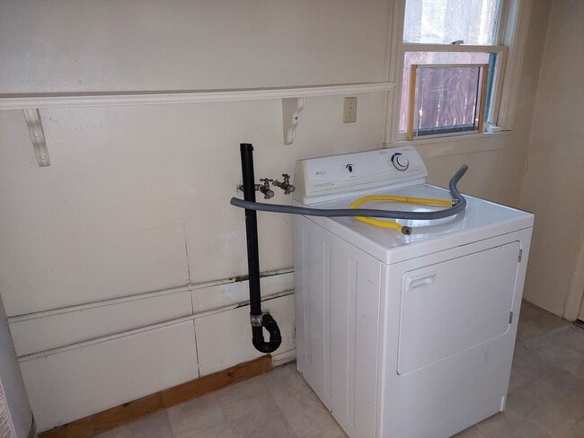 Building Photo - *LONG TERM RENTAL* (No Pets)