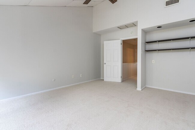 Building Photo - 7 Belaire Way