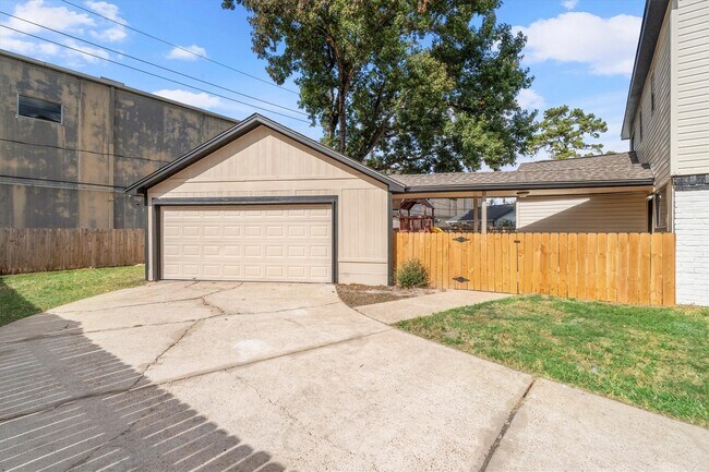 Building Photo - 16015 Southampton Dr