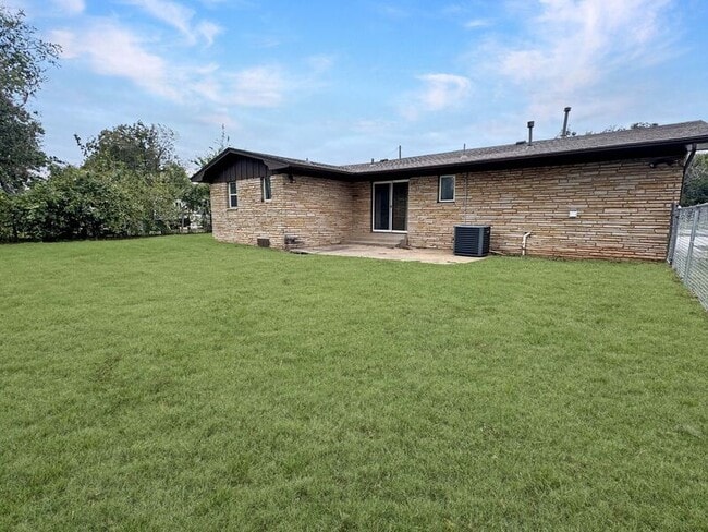 Building Photo - 610 W C St