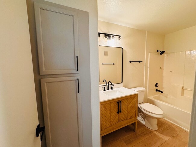 Building Photo - 2 bedroom, 2-bathroom condo for rent