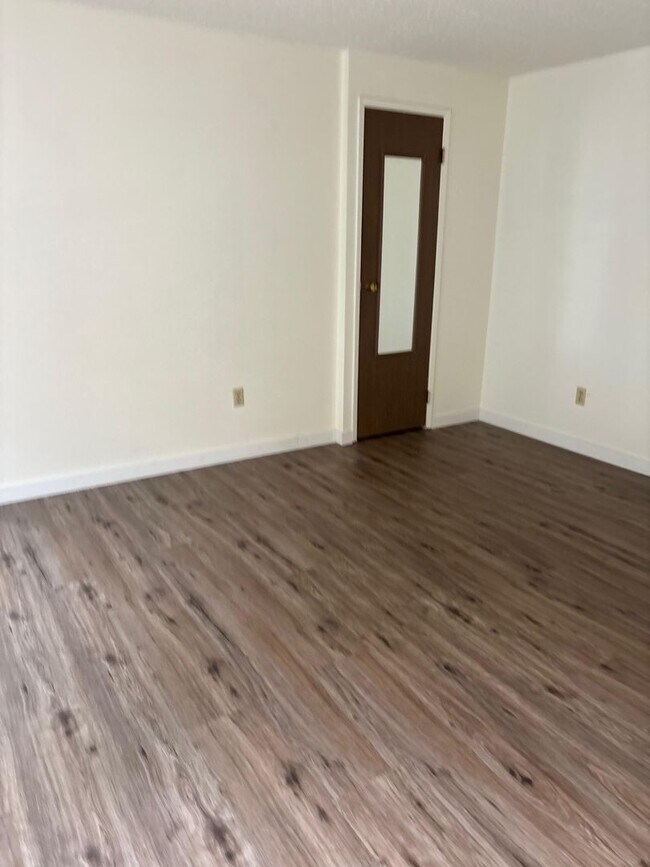 Building Photo - Beautiful ground floor unit in Lynnwood 4-plex