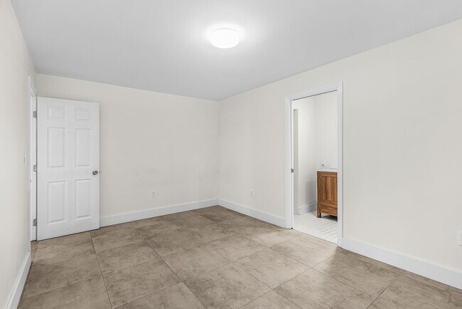 Building Photo - 2700 Shoreview Dr
