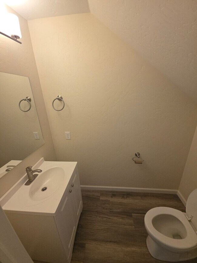 Building Photo - 3 Bed 2.5 Bath PRIME location Townhome!!