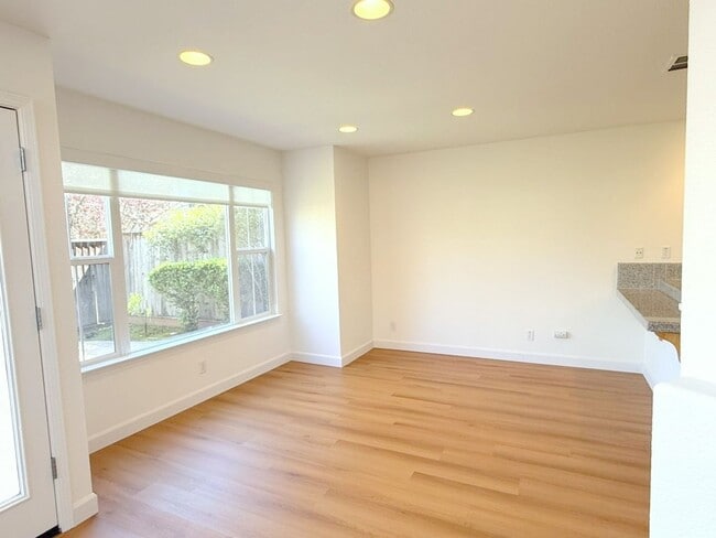 Building Photo - BEAUTIFUL BRIDGES END TOWNHSE, NEAR PARKS, GOLF COURSE, COYOTE CREEK ELEMENTARY !