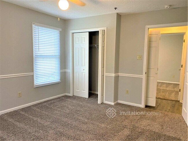 Building Photo - 12300 Woodbend Dr