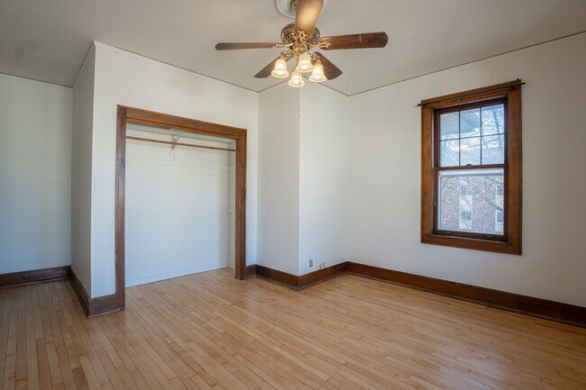 Building Photo - 2222 E Park Pl