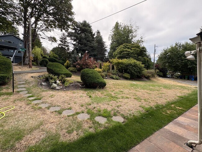 Building Photo - 6703 47th Pl SW