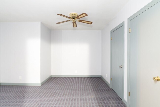 Building Photo - Single Family Home on almost an acre, 4 be...