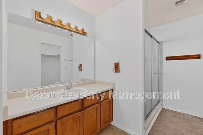 Building Photo - 10713 Towne Park Dr NE