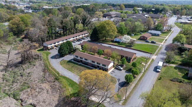 Building Photo - Newly Remodeled 1 Bedroom Condo in Prime Location! No Pets